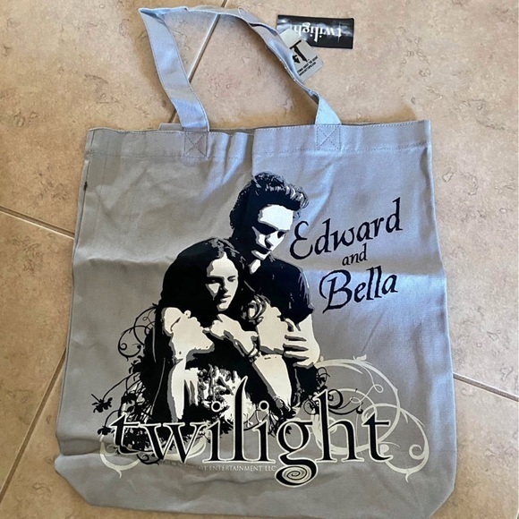 Hot Topic Handbags - Twilight Tote Bag with Edward and Bella Print